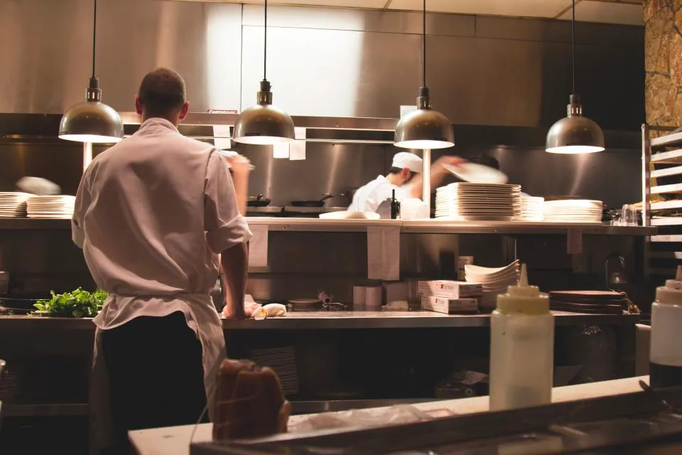 Cocinero de espaldas trabajando en la cocina de Marisma